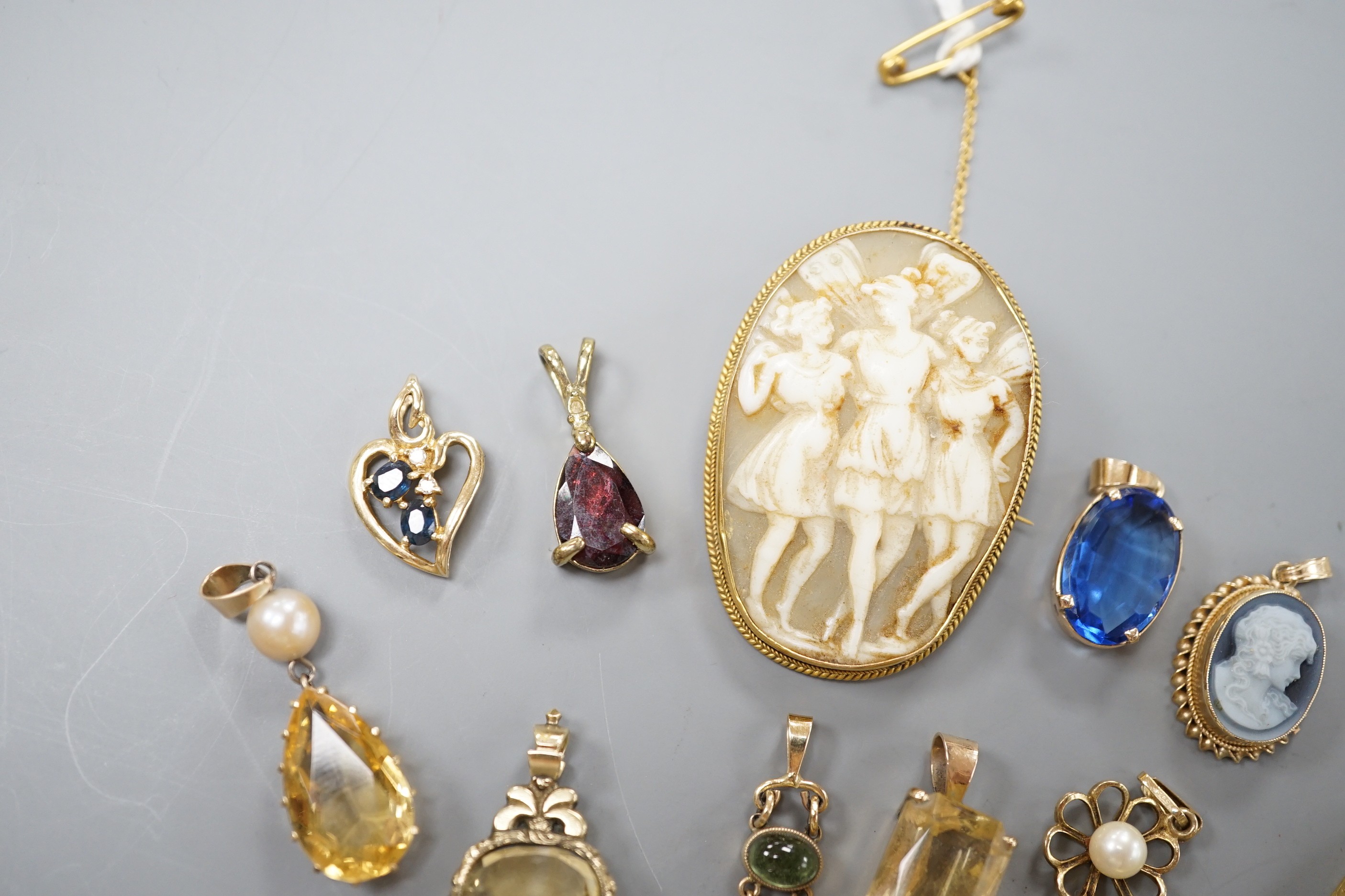 Mixed jewellery including a 9ct mounted oval cameo shell brooch, 42mm, seven assorted yellow metal and gem set pendants, a citrine set fob seal, etc.